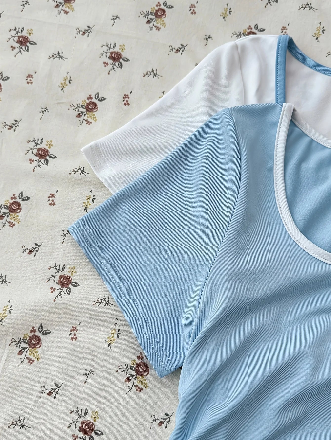 Girls' Casual Short-Sleeved T-Shirt Set, Solid White and Light Blue T-Shirts, 2-Piece Set with Bow and Contrasting Edge Design, Fashionable and Versatile, Suitable for Girls Aged 8-12, Home and Outdoor Wear